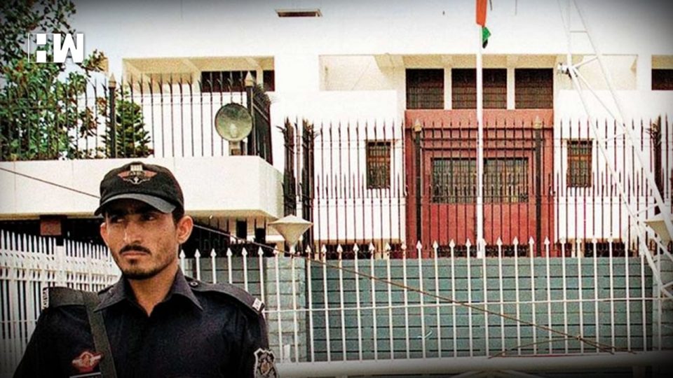 पाकिस्तान में भारत के दो राजनयिक लापता