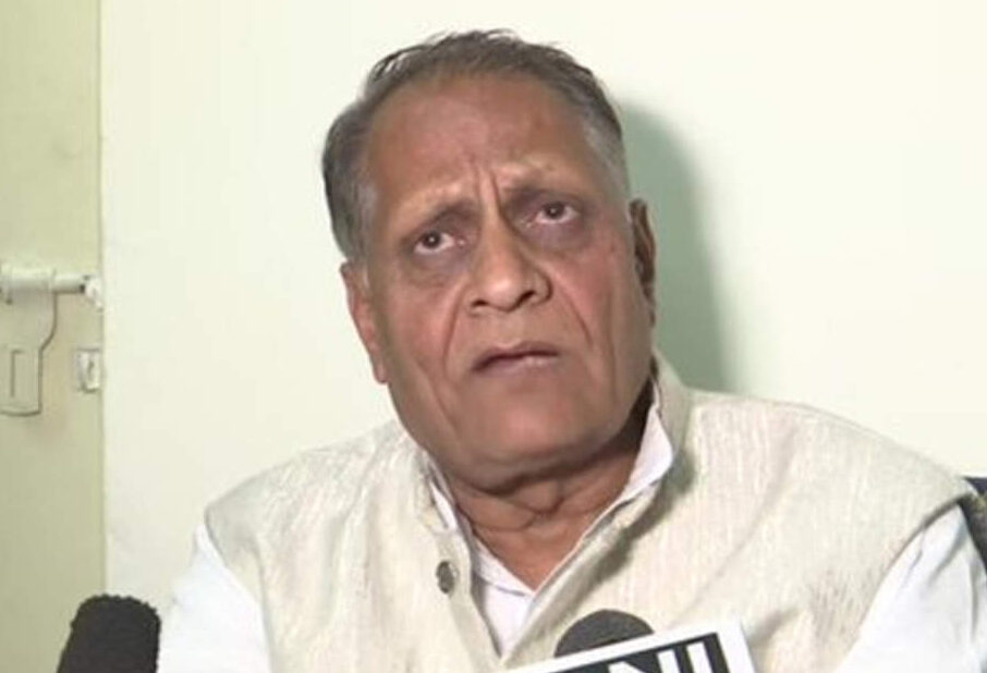 कांग्रेस छोड़ बीजेपी में गए सिंधिया समर्थक पूर्व विधायक पर आक्रोशित लोगों का पथराव