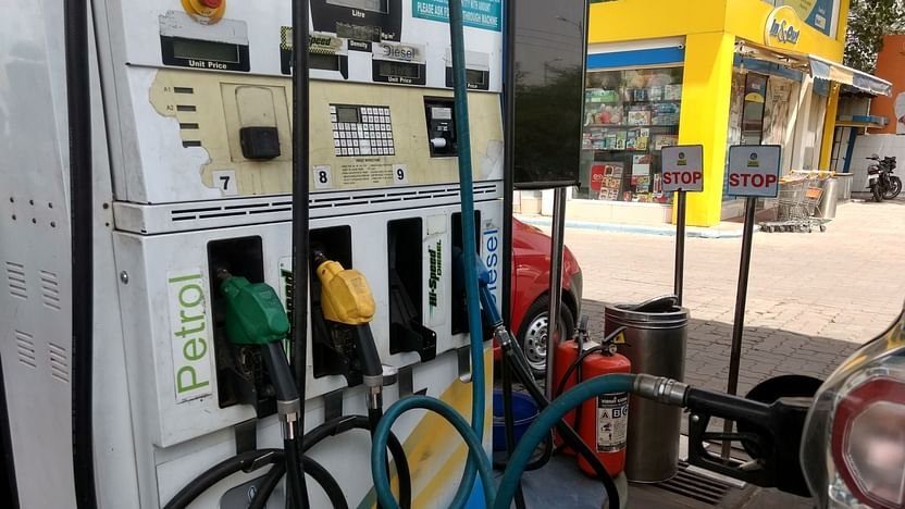 नहीं थम रही मंहगाई की रफ्तार, दस दिनों में 9 बार बढ़ी पेट्रोल-डीजल की कीमत