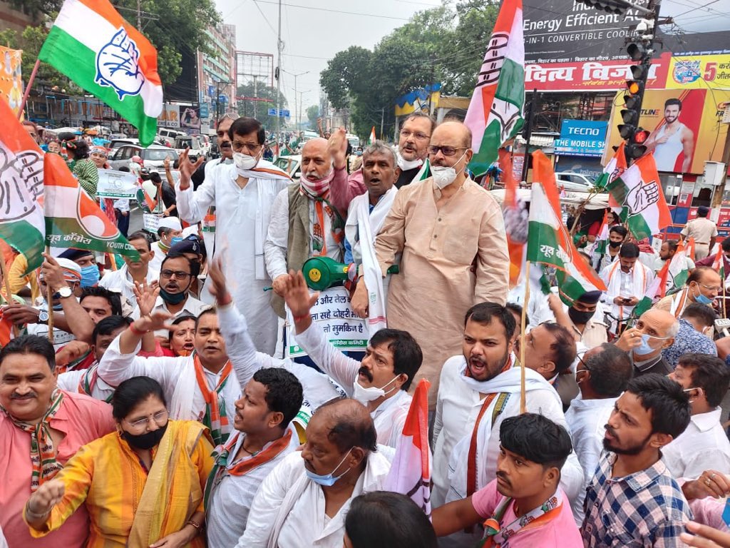 पेट्रोल-डीजल की कीमतों में वृद्धि के खिलाफ कांग्रेस का देशभर में प्रदर्शन