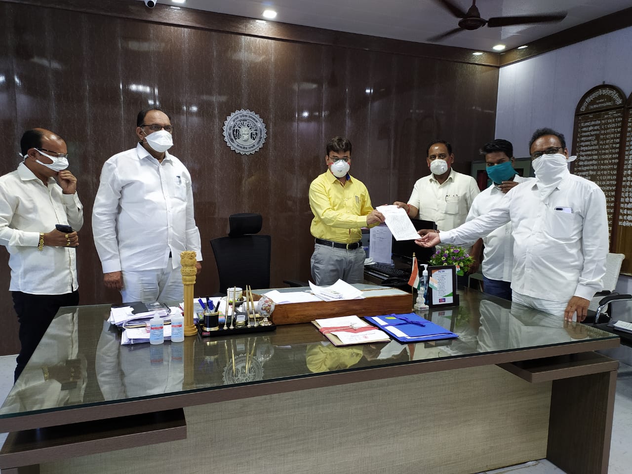 यूरिया खाद की आपूर्ति की मांग को लेकर विधायक ने दूसरी बार दिया कलेक्टर को ज्ञापन