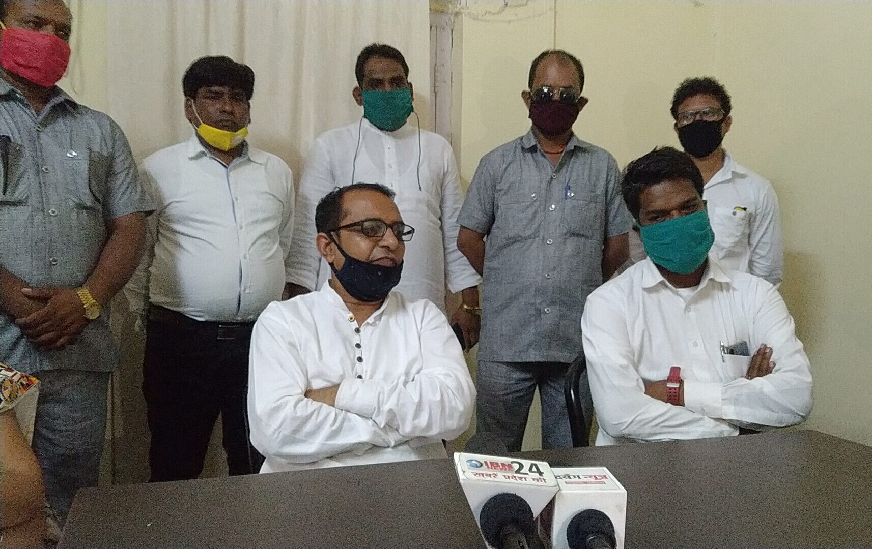 मप्र राज्य अनुसूचित जाति आयोग सदस्य खरे ने योगेश और बापू के आवास पहुंच कर की मुलाकात