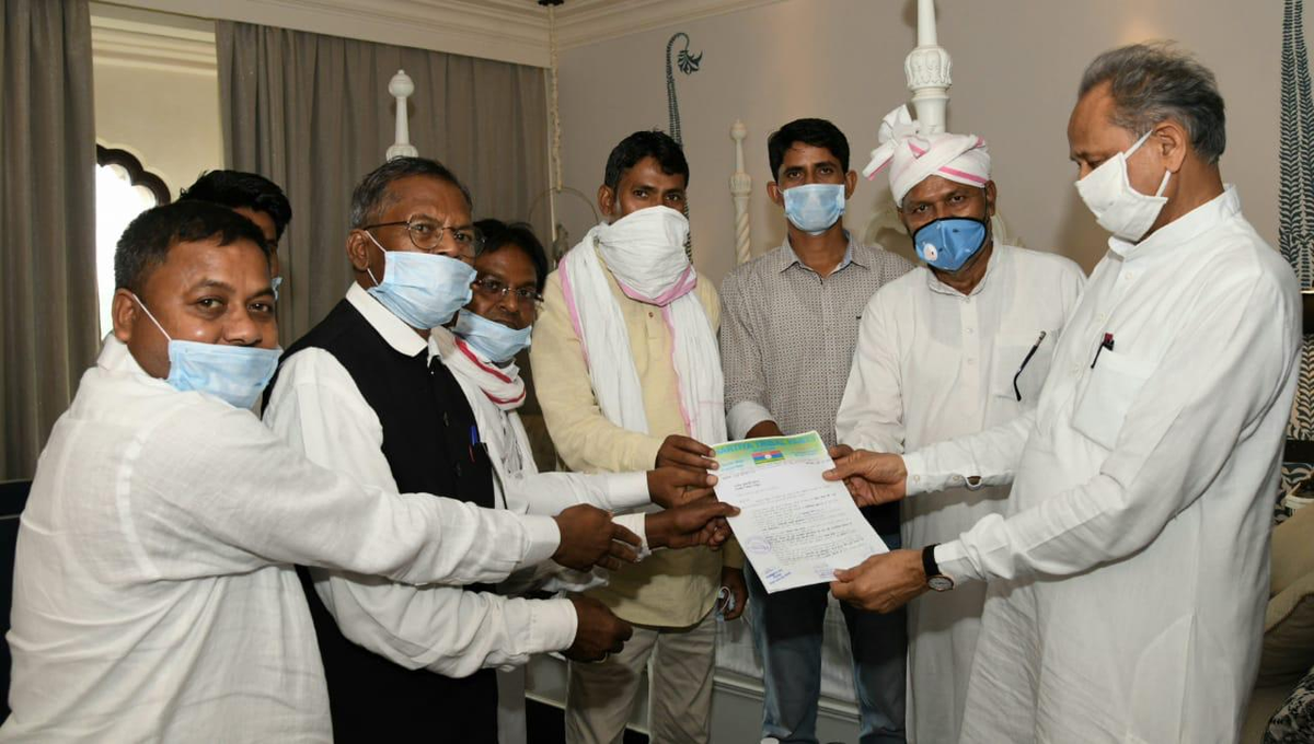 अशोक गहलोत को मिला ट्राइबल पार्टी का साथ, सौंपा समर्थन पत्र