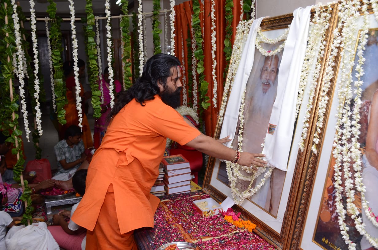 संतो और गाय का पूजन कर मनाया गुरू पूर्णिमा महोत्सव