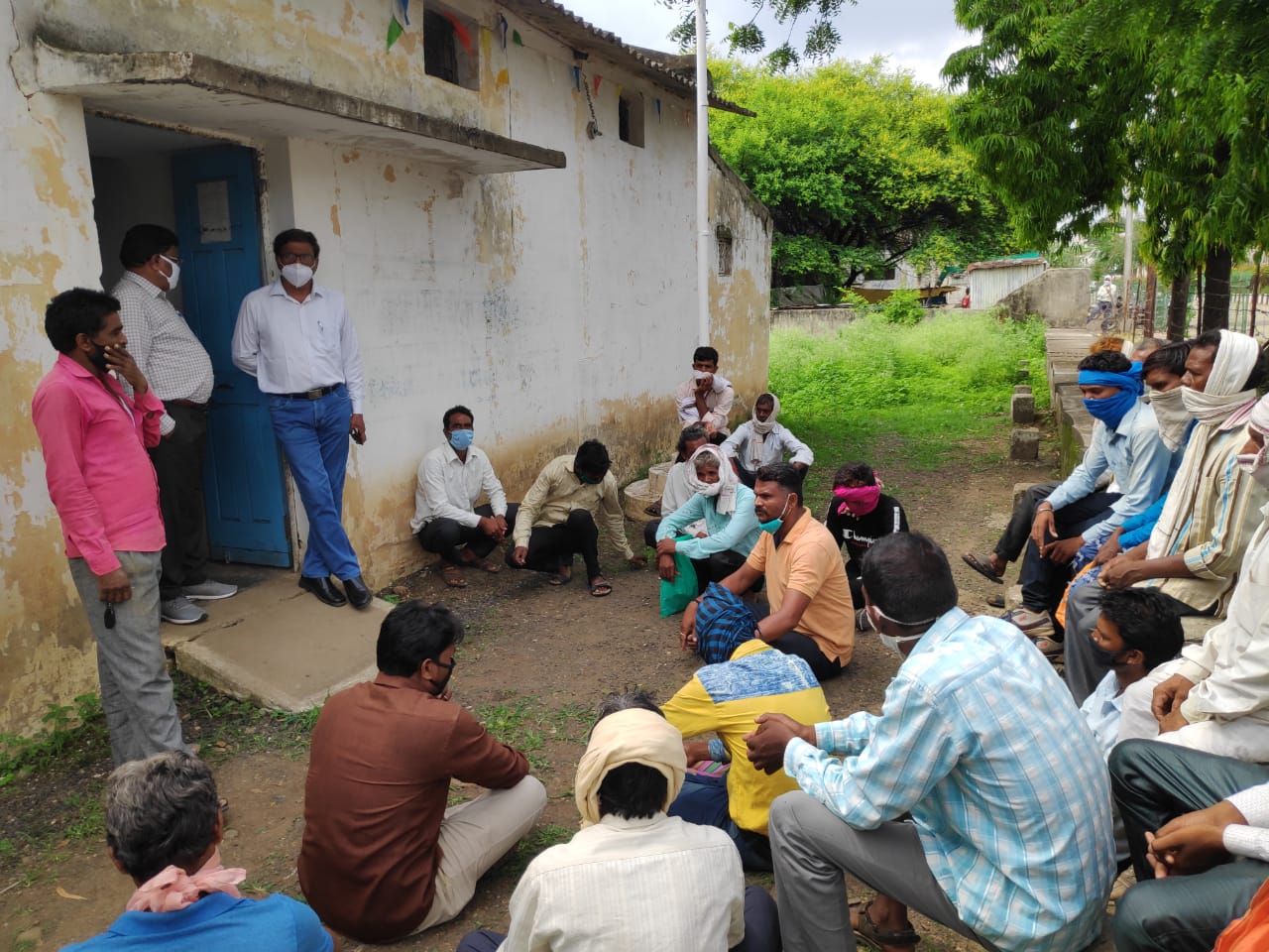 मुआवजा मांग रहे किसानो का धरना, उग्र आंदोलन की चेतावनी