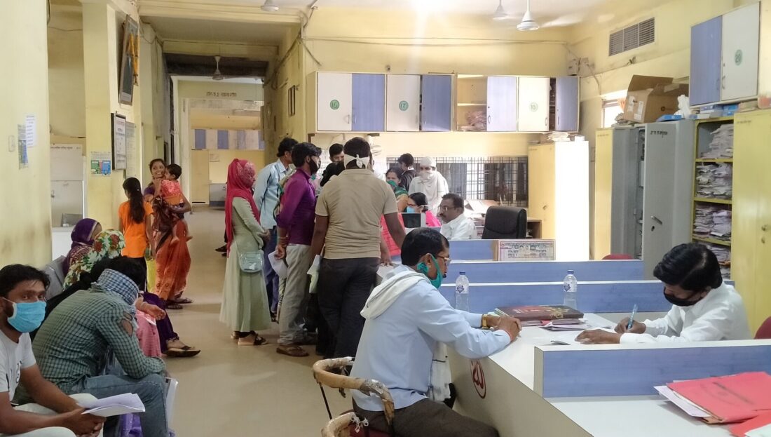 शहर की नगर पालिका में सोशल डिस्टेंसिंग की खुलेआम उड़ रही है धज्जियां