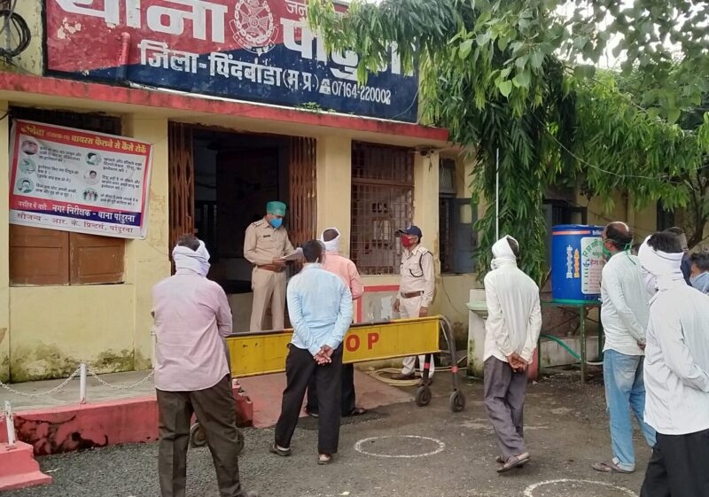 ग्राम आजनगांव में अवैध शराब और जुआ फड़ बंद कराने एकजुट हुए ग्रामवासी