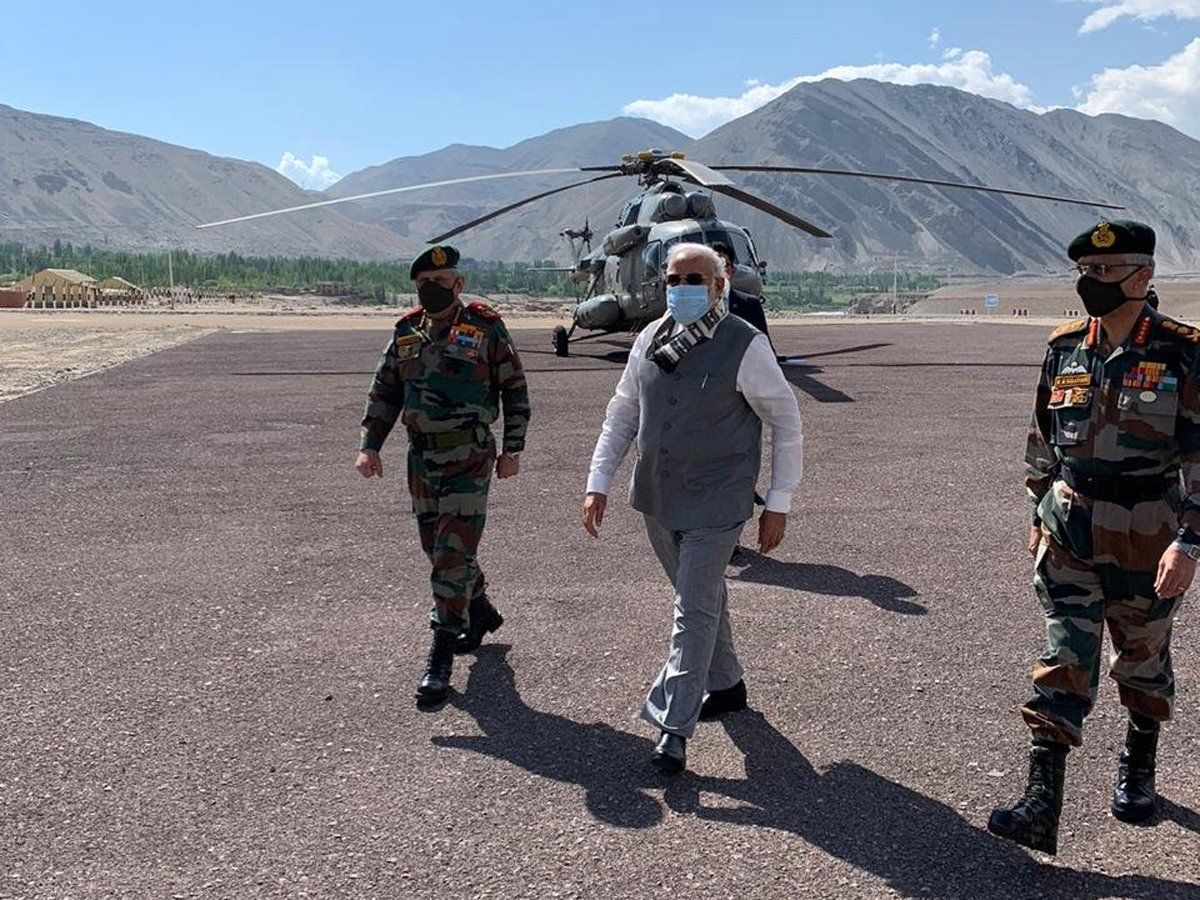 सुरक्षा स्थिति की समीक्षा करने के लिए लद्दाख पहुंचे पीएम मोदी