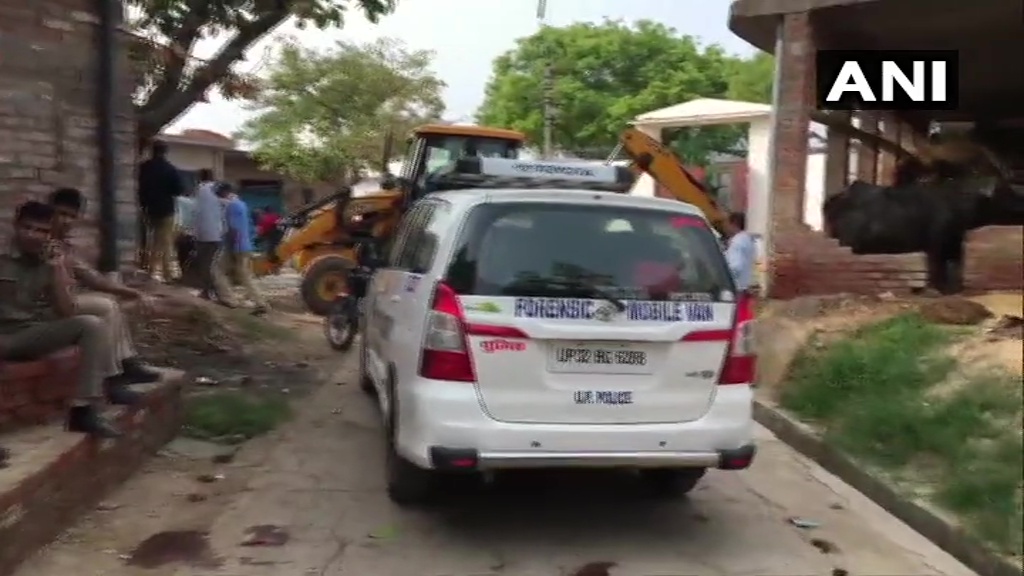 यूपी: पुलिस टीम पर हमला, सीओ सहित 8 पुलिसकर्मी शहीद