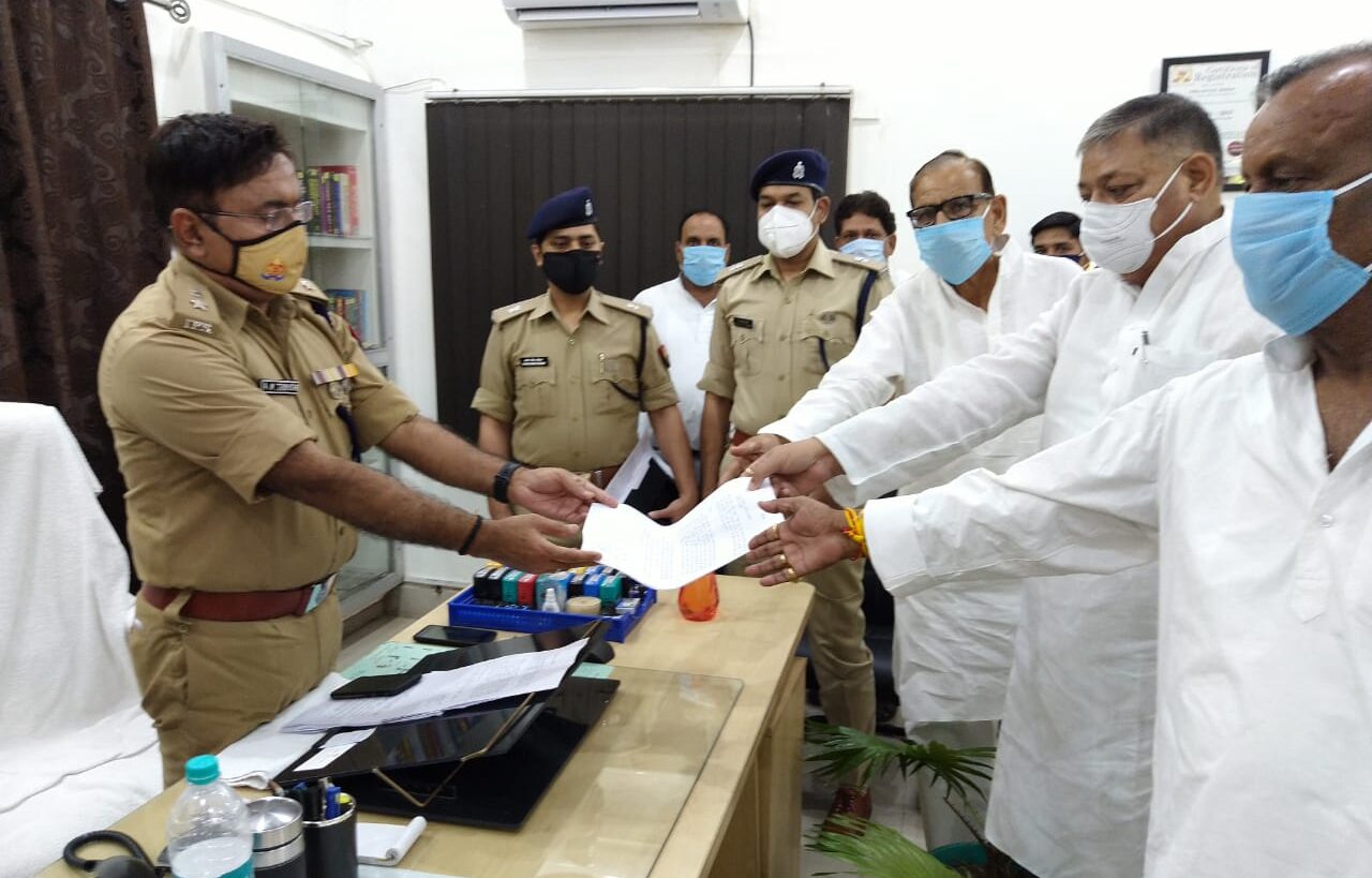 ट्विटर पर अखिलेश यादव के खिलाफ अभद्र टिप्पणी, सपा नेताओं ने की एसएसपी से शिकायत