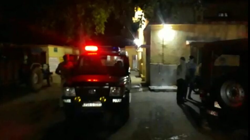 बदायूं: पुलिस मुठभेड़ में इनामी बदमाश पकड़ा गया, दरोगा को लगी गोली