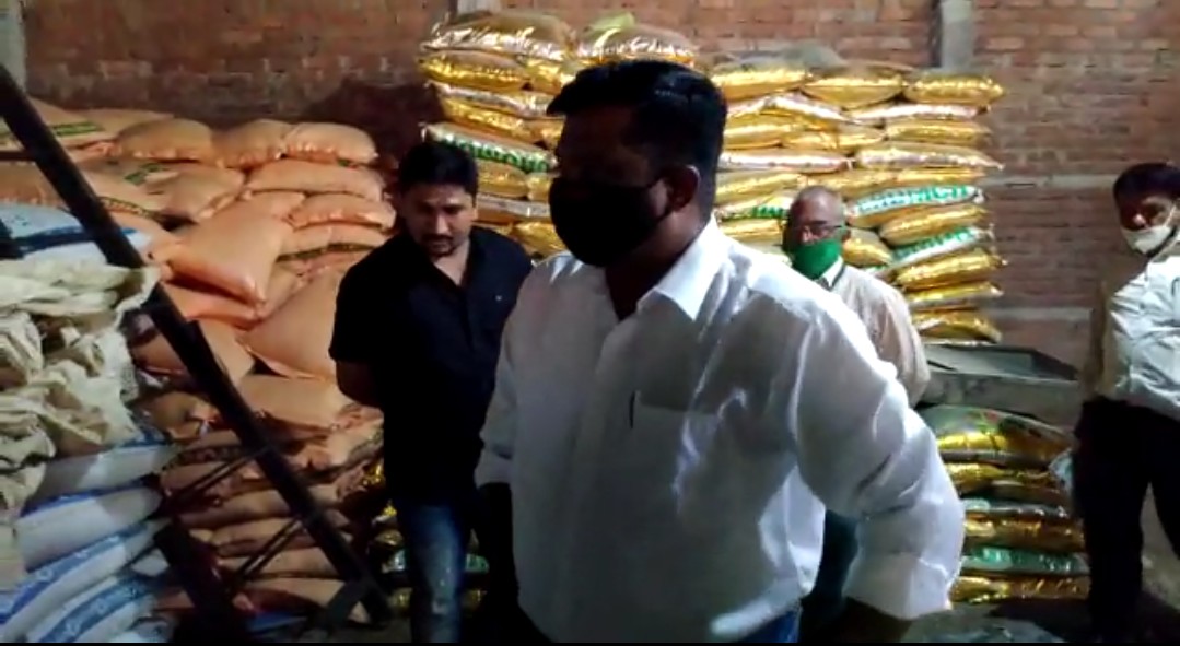 कृषि उपसंचालक ने कृषि केंद्रों और गोदामों का किया औचक निरीक्षण, कीटनाशकों के भी सैंपल लिए