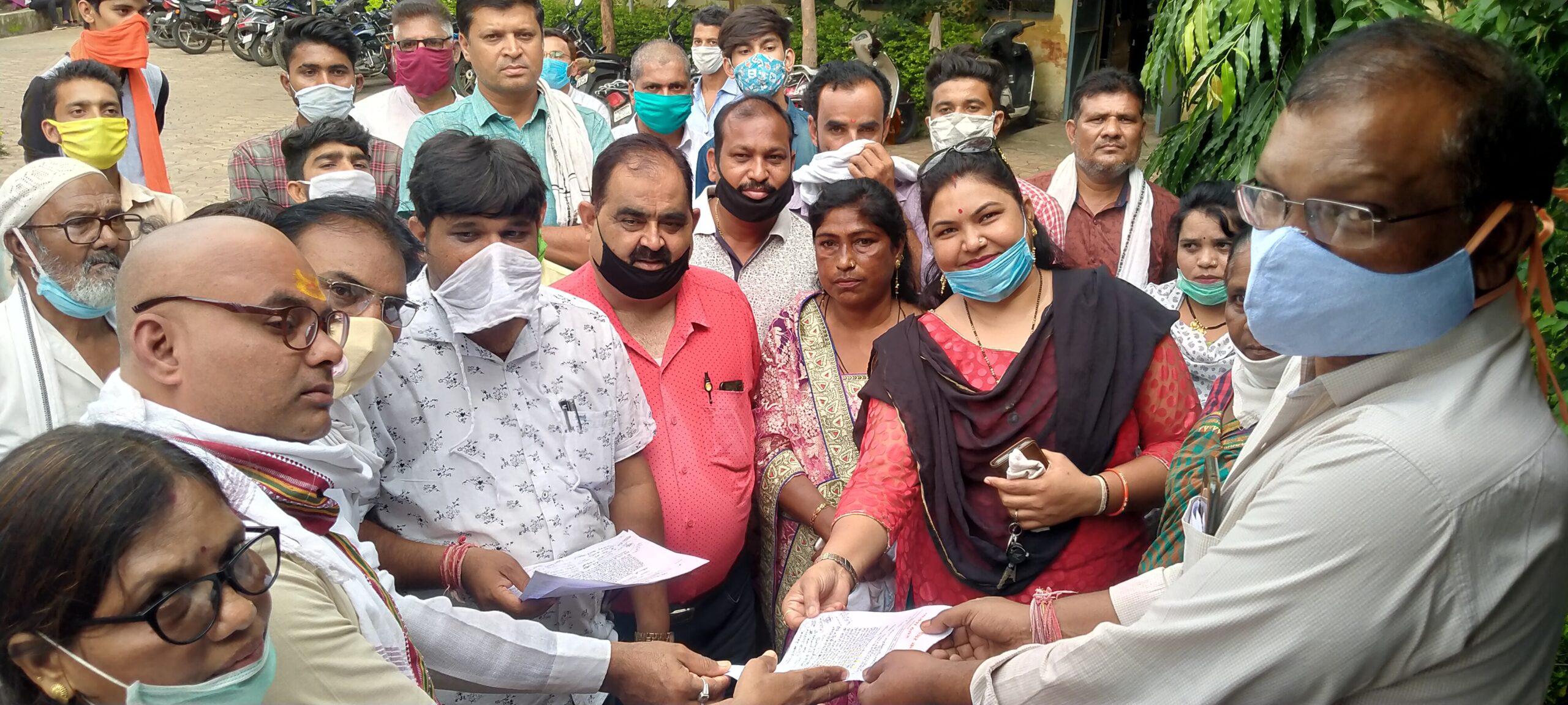 नल कनेक्शन की मांग को लेकर कांग्रेस ने तहसीलदार और नेता प्रतिपक्ष ने CMO को सौपा ज्ञापन