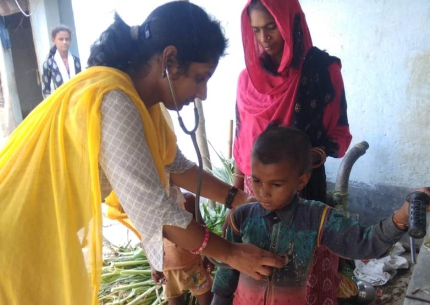 कहानियां सुनाकर चमकी बुखार को दूर भगा रहीं डॉ सुरभि
