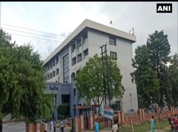 मोंगा में राष्ट्र विरोधियों ने जिला प्रशासन बिल्डिंग पर खालिस्तान का झंडा लगाया
