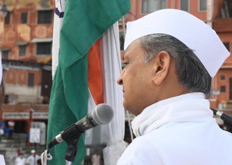 गहलोत ने की पायलट की तारीफ़, कहा ‘इनके विभाग में हुआ सबसे अच्छा काम’