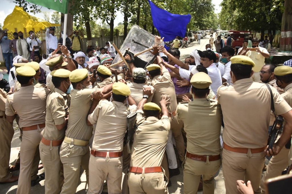 दलित प्रधान के परिजनों से मिलने आजमगढ़ पहुंचे कांग्रेस नेताओं को पुलिस ने रोका