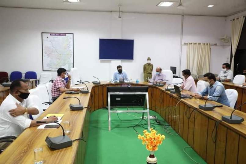 जिला अधिकारी ने की विभिन्न योजनाओं की प्रगति की समीक्षा