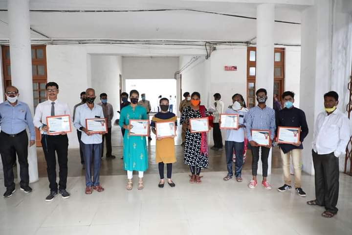 कलेक्टर ने जिले की प्रावीण्य सूची में स्थान प्राप्त करने वाले 11 विद्यार्थियों को किया सम्मानित