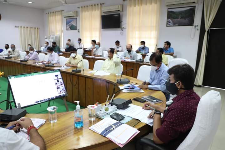 जिले में लंबित प्रकरणों की विभागवार समीक्षा: संबंधित अधिकारियों को शीघ्र निराकरण के निर्देश