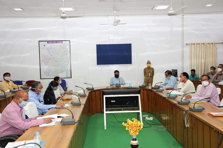 समीक्षा बैठक में कलेक्टर ने दिए स्वास्थ्य कार्यक्रमों की प्रगति में सुधार के निर्देश