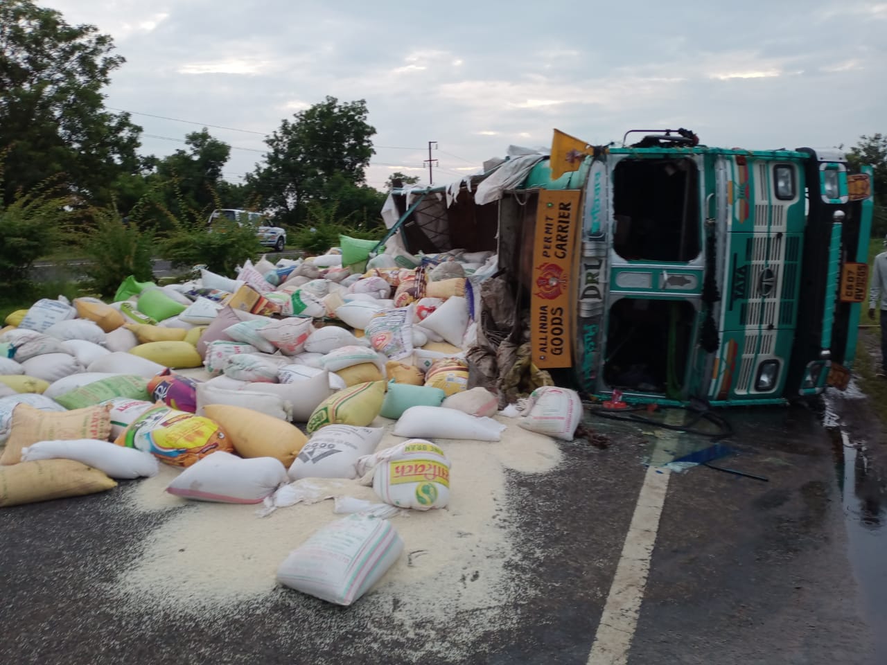 डायल100 के आरक्षक हंसमुख ने बचाई ट्रक चालक की जान