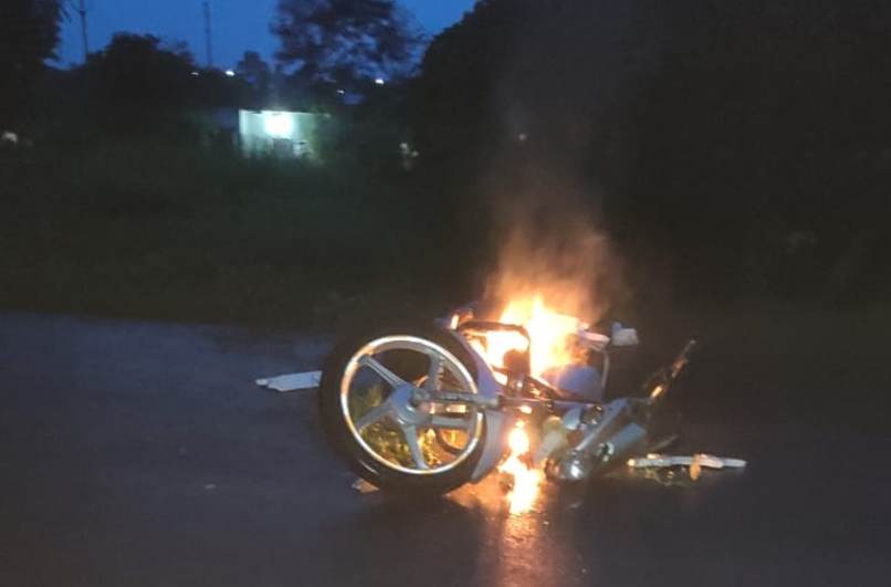 मोटरसाइकिल की टक्कर से बच्चे की मौत, गुस्साई भीड़ ने बाइक को किया आग के हवाले