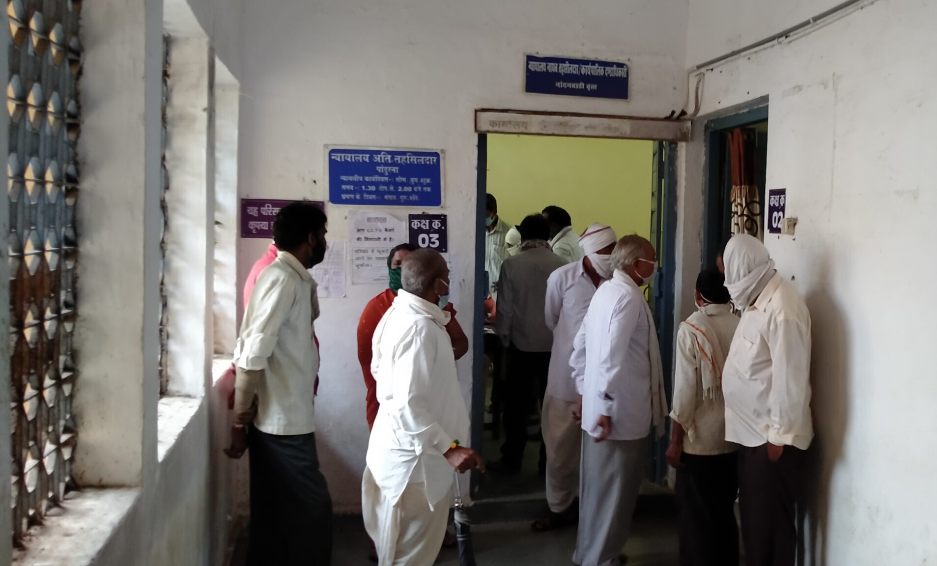 नायब तहसीलदार के कक्ष में कभी भी दस्तक दे सकता है कोरोना संक्रमण
