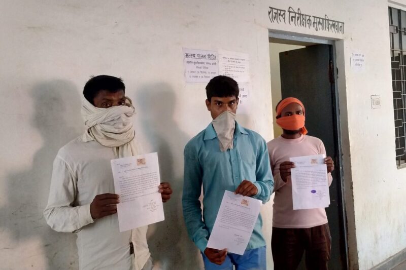 राशन किट के लिए तहसील परिसर की गणेश परिक्रमा कर रहे प्रवासी कामगार