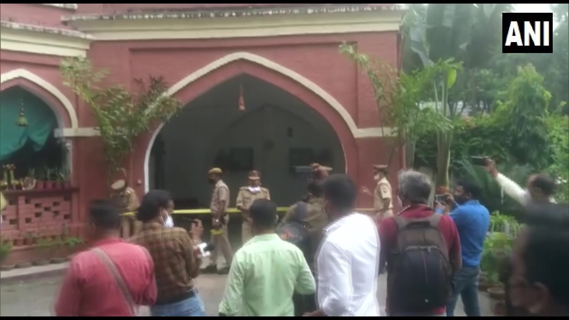 सीएम हाउस के पास डबल मर्डर, रेलवे अधिकारी की पत्नी और बेटे की हत्या