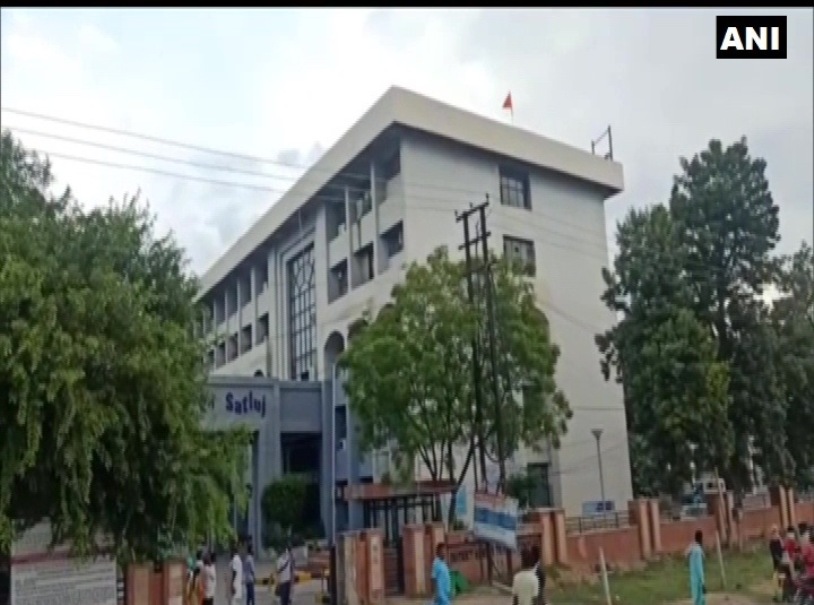 मोंगा में राष्ट्र विरोधियों ने जिला प्रशासन बिल्डिंग पर खालिस्तान का झंडा लगाया