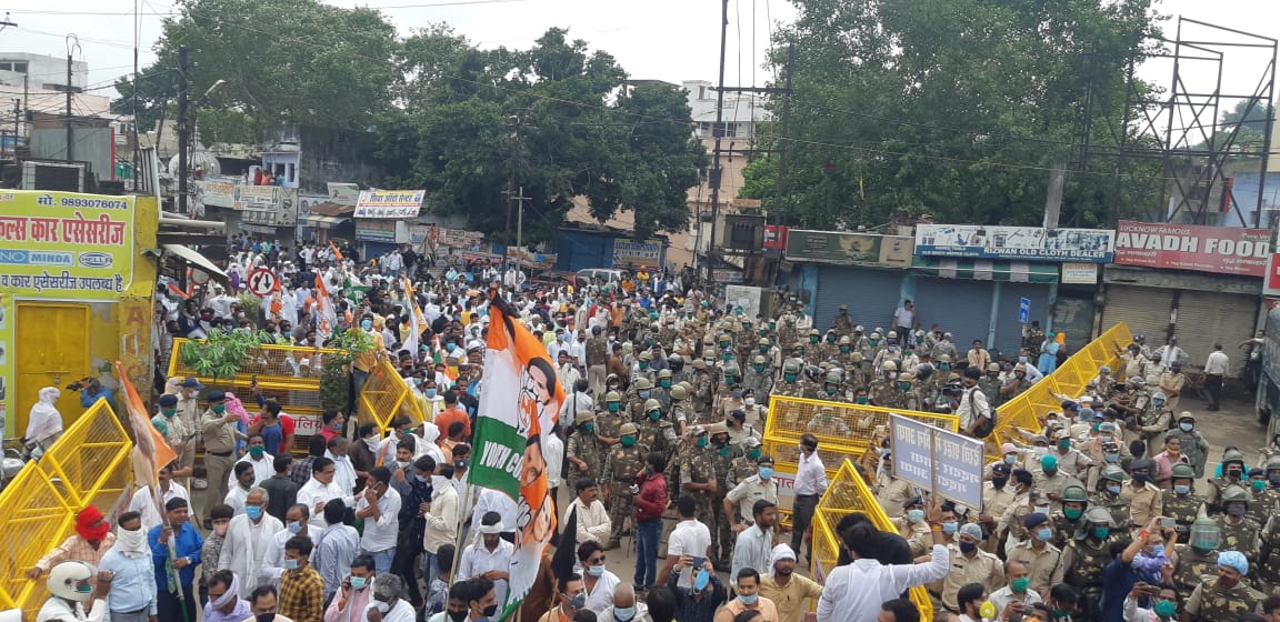 ग्वालियर में सिंधिया का भारी विरोध, शिवराज की मौजूदगी में उडी सोशल डिस्टेंसिंग की धज्जियां