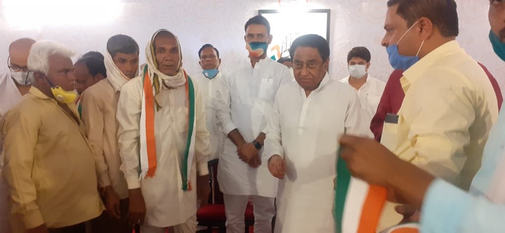 उपचुनाव से पहले बीजेपी को झटका, बीजेपी पदाधिकरियों सहित 300 कार्यकर्ता कांग्रेस में शामिल