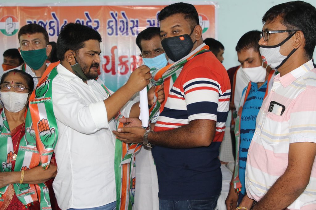 हार्दिक पटेल ने बीजेपी को दिया झटका, 40 बीजेपी नेताओं को ज्वाइन कराई कांग्रेस