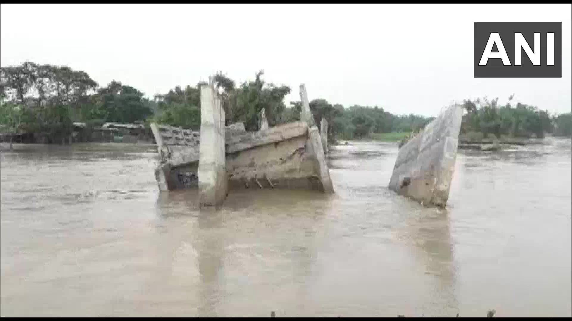 बिहार: उद्धघाटन से पहले ही ढह गया एक और पुल