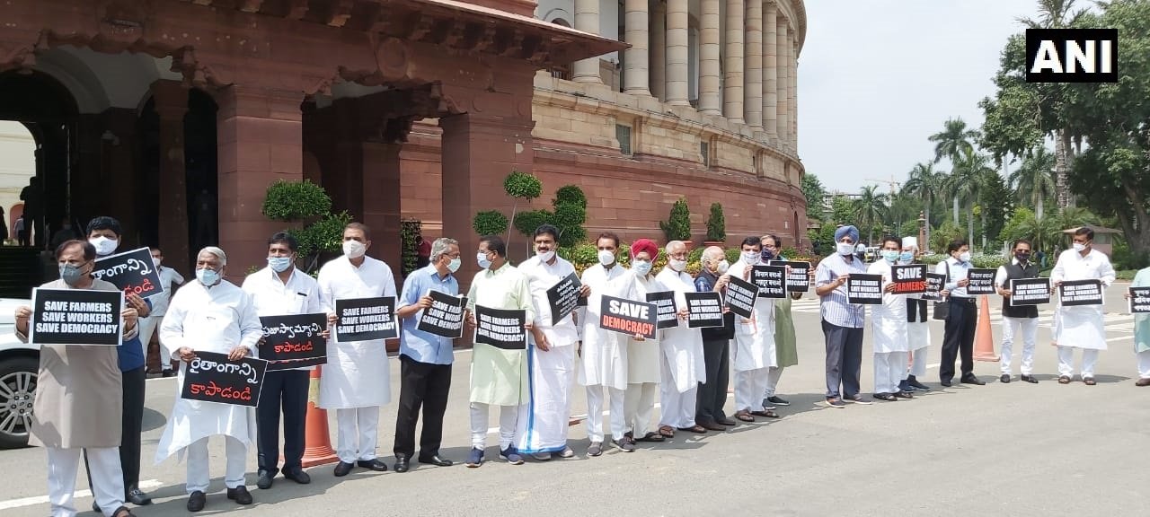किसान बिल का विरोध: विपक्षी दलों के सांसदों ने किया संसद परिसर में प्रदर्शन