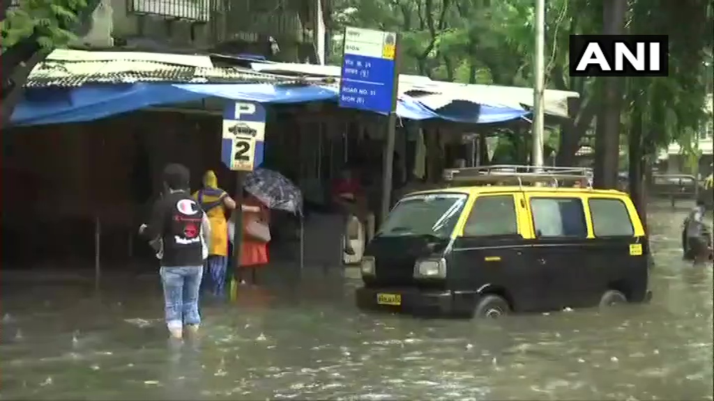 मुंबई में भारी बारिश से जनजीवन प्रभावित, कई इलाको में ऑफिस बंद
