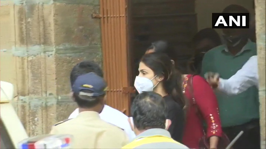 रिया चक्रवर्ती गिरफ्तार, रिमांड नहीं मांगेगी एनसीबी, जेल या बेल पर फैसला थोड़ी देर में