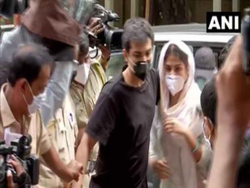 रिया चक्रवर्ती की न्यायिक हिरासत बढ़ी, ज़मानत पर हाईकोर्ट कल सुनाएगा फैसला