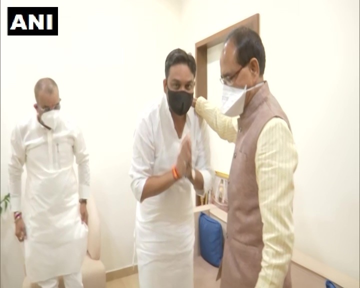 कांग्रेस को झटका: दमोह से विधायक ने दिया इस्तीफा, शिवराज से मिले