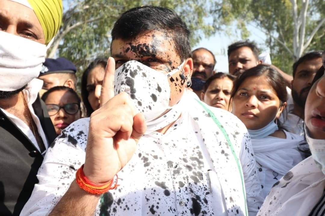 हाथरस: आप सांसद संजय सिंह पर फेंकी गई स्याही, पुलिस से आप कार्यकर्ताओं की झड़प