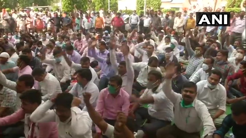 निजीकरण के खिलाफ विधुत कर्मचारियों की हड़ताल से पूर्वी उत्तर प्रदेश के 27 जिले प्रभावित