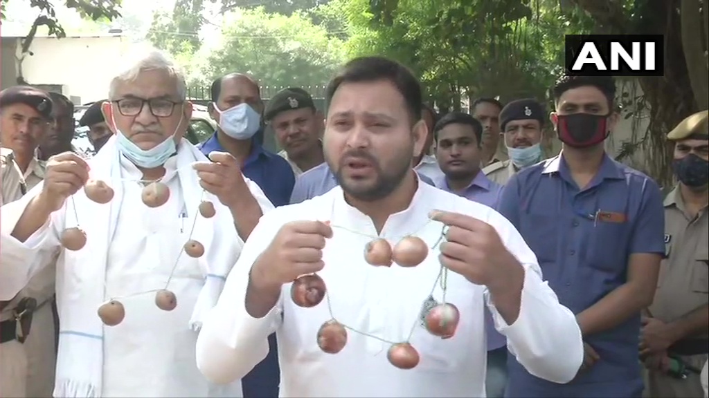 अब तेजस्वी ने प्याज की कीमतों पर सरकार को घेरा