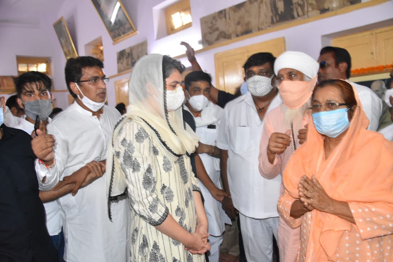 वाल्मीकि  मंदिर में आयोजित प्रार्थना सभा में शामिल हुईं प्रियंका गांधी