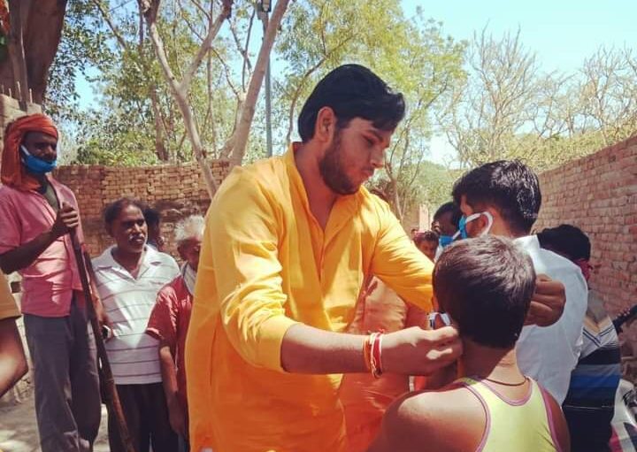 कोरोना काल में लोगों को किया मास्क वितरण