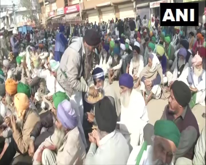 टिकरी और सिंधु बॉर्डर पर बढ़ रही किसानो की तादाद, गृह मंत्री से मिले कृषि मंत्री