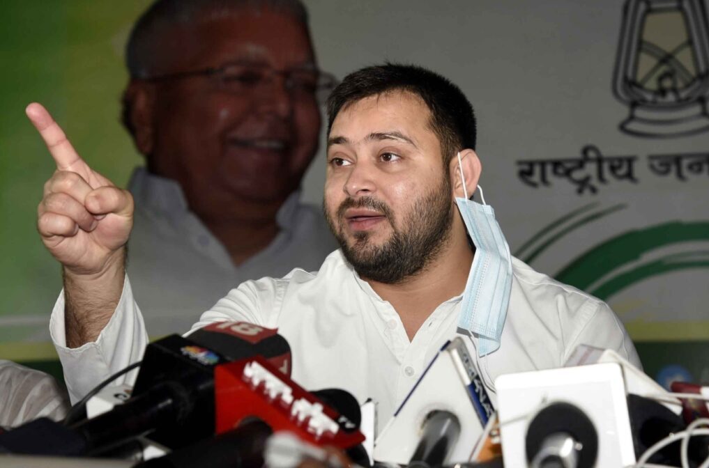 बिहार में महागठबंधन की पहली बैठक, संतुष्ट दिखे तेजस्वी