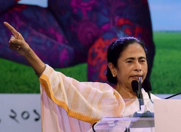 रैली में ममता का बीजेपी पर प्रहार: दो गुंडों के हवाले नहीं कर सकते पश्चिम बंगाल