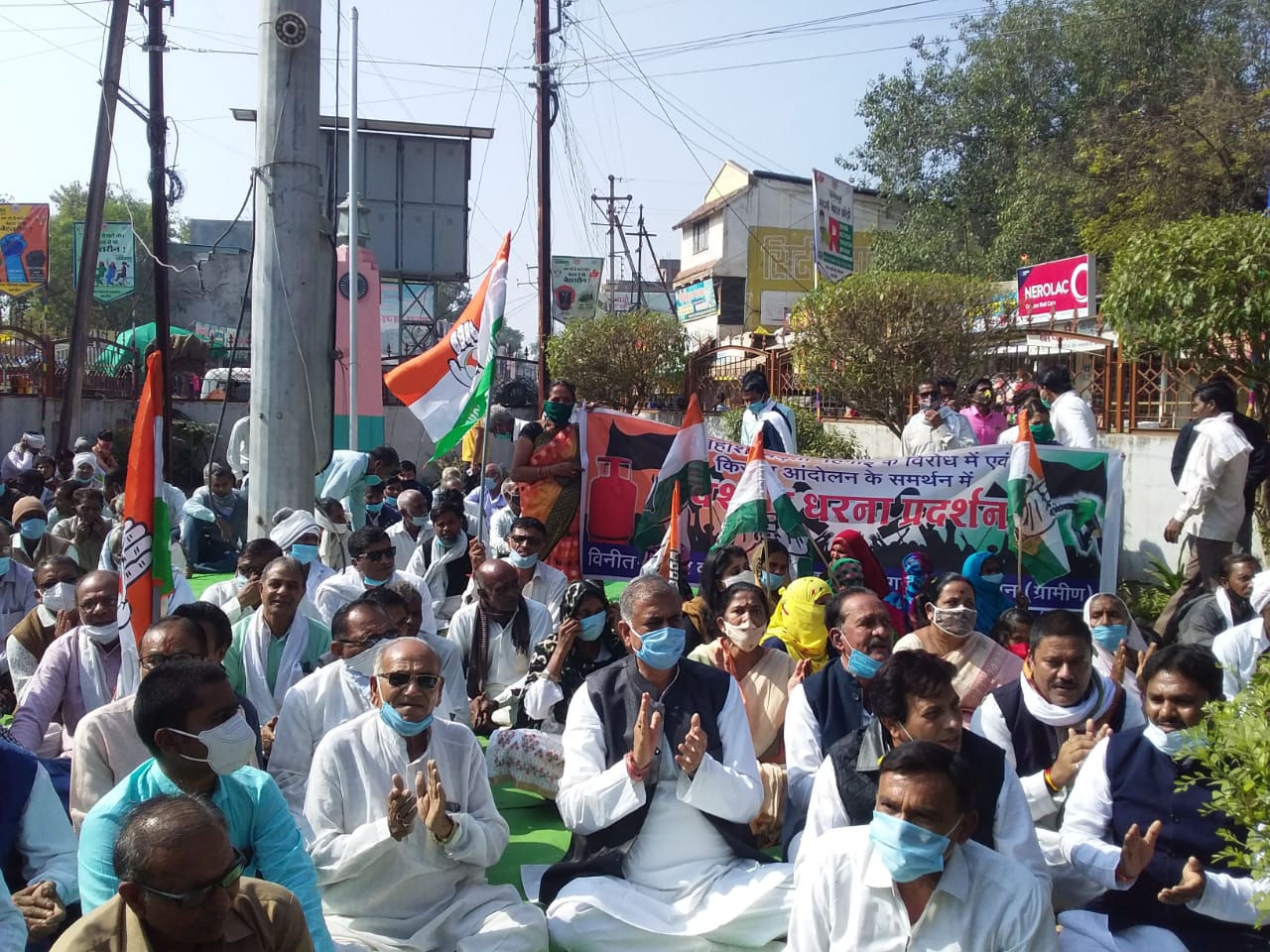 बढ़ती मंहगाई और किसान आंदोलन के समर्थन में कांग्रेस ने मार्च निकाला, धरना दिया