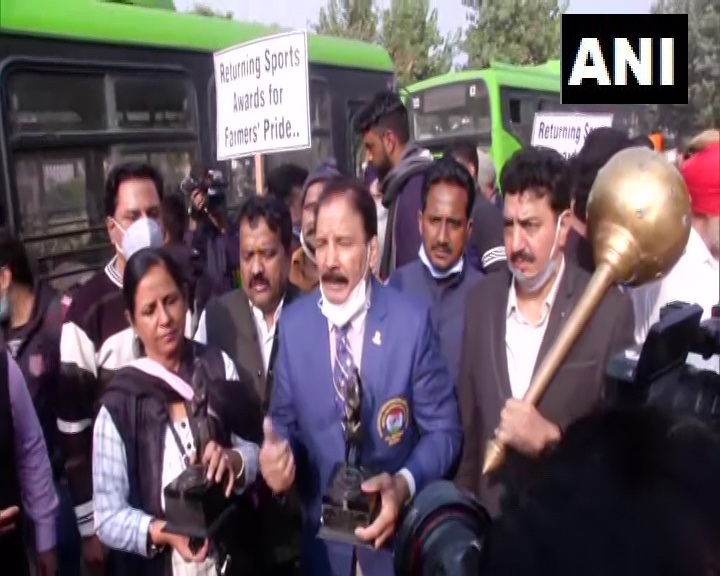 अवार्ड वापस करने राष्ट्रपति भवन जा रहे खिलाडियों को सुरक्षाबलों ने रोका